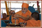 Swamishri performs panchamrut snan of Thakorji