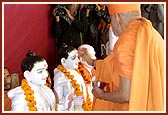 Swamishri performs pujan of the deities during the yagna