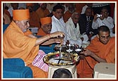 Swamishri performs panchamrut snan of Thakorji