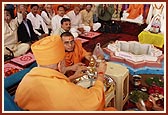 Swamishri performs panchamrut snan of Thakorji