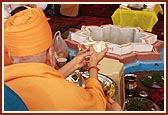 Swamishri performs panchamrut snan of Thakorji