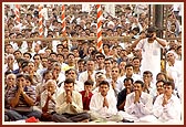 Devotees responding to Swamishri's gesture of bowing after the puja