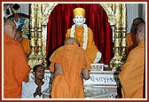 Swamishri bows with reverence to Shastriji Maharaj
