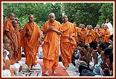 Swamishri performs a pradakshina at the Smruti Mandir