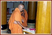 Touches the holy charnarvind on the shrine - the spot where Shastriji Maharaj passed away in the Rang Mandap