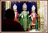 Swamishri engaged in darshan of Thakorji in central shrine 