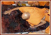 Offers prostrations to Thakorji