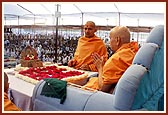 Swamishri with folded hands says the 'ahavan mantra'