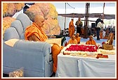 Chants the Swaminarayan mahamantra