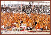 'Hori aiyi re aiyi re hori aiyi ...' sadhus sing festive bhajans during Swamishri's morning puja