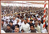 Devotees engrossed in Swamishri's puja darshan