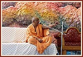 Pujya Atmaswarup Swami speaks about the glory of Swamishri's work in transforming and enriching the lives of youths