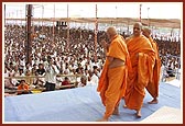 Swamishri arrives again in the main assembly