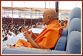 Swamishri blesses the festival congregation