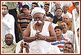 Devotees listen to Swamishri's blessings