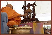 Swamishri performs pujan of Shri Harikrishna Maharaj with gulal and flowers