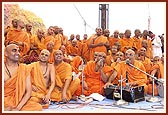 'Vartal gaam fulvadiye re hindolo ambani daal ...' sadhus happily sing the bhajan 