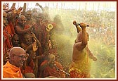 Pujya Ghanshyamcharan Swami sings on stage