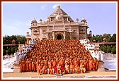 BAPS sadhus with Swamishri in Akshardham, Gandhinagar