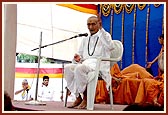 Shri Haka Bapu recollects incidents of Yogiji Maharaj