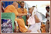 Swamishri gives the janoi to a balak