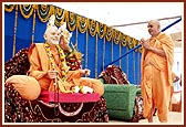 Swamishri respectfully bows before the murti of Brahmaswarup Yogiji Maharaj