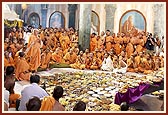 An annakut of 700 items was arranged before Yogiji Maharaj. Swamishri prays and blesses the sadhus