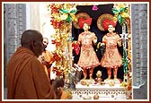 Swamishri performs arti of Shri Akshar Purushottam Maharaj...