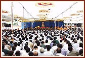 Devotees during Swamishri's morning puja