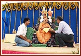 Swamishri inaugurates Swaminarayan Satsang Darshan video cassette on the murti-pratishtha festival in New Delhi and VCDs on past festivals