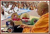 Swamishri performs rituals during the diksha ceremony