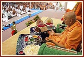 Swamishri performs rituals during the diksha ceremony