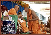 On 27 May 2003 Swamishri gives diksha to 32 youths in Gondal and fulfils the wish of Yogiji Maharaj to initiate 700 sadhus through him