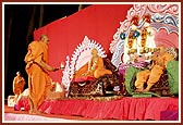 Pujya Mahant Swami performs arti of Thakorji and Yogiji Maharaj
