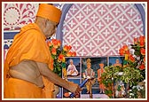 Swamishri inaugurates the shibir by lighting the divo