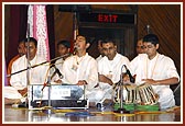 Kishores sing during Swamishri's puja