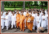 Swamishri with Shri Harikrishna Maharaj walks with the senior sadhus and kishores from the auditorium to his lodgings