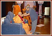 Dr. Kurien welcomes Swamishri with a garlands