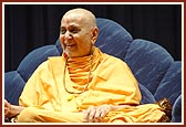 Swamishri laughs during the tug-of-war
