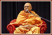 Pujya Tyagvallabh Swami addresses the shibir