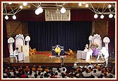 Evening assembly in the presence of Swamishri
