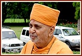 Swamishri converses with Dr. Kurien outside the auditorium