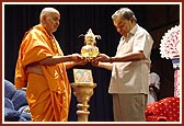 Swamishri presents a memento to Dr. Kurien in appreciation of his generous support