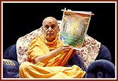 Swamishri displays one of the mementos to be given to the shibir participants