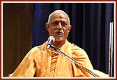 Pujya Doctor Swami addresses the shibir