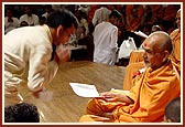 Pujya Mahant Swami presents a copy of his inspiring letter and Swamishri's blessings to all the kishores