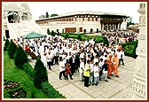 Devotees start the Sponsored Walk from the Shri Swaminarayan Mandir grounds