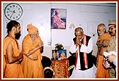 Pujya Balmukund Swami receives the Governor