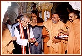 Gnanprasad Swami welcomes the Governor in Akshar Deri