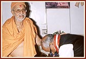 The Governor bows to Pujya Balmukund Swami